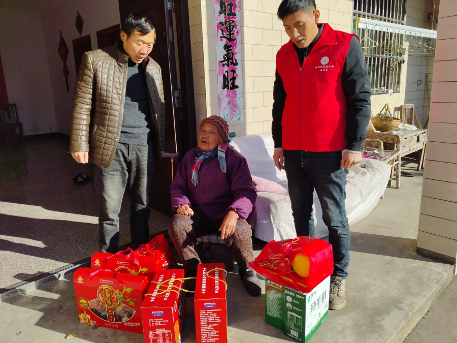高龄老人新春关怀1.jpg