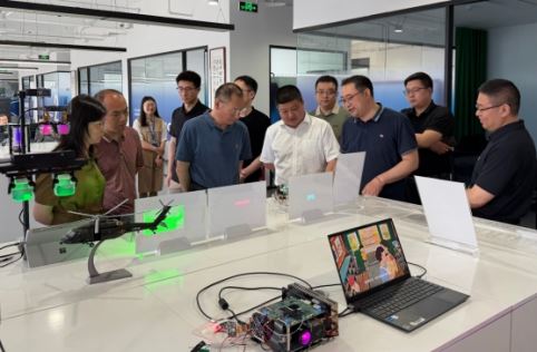 拥抱“AI+视光”新机遇 开发区赴南京芯视元开展产学研对接