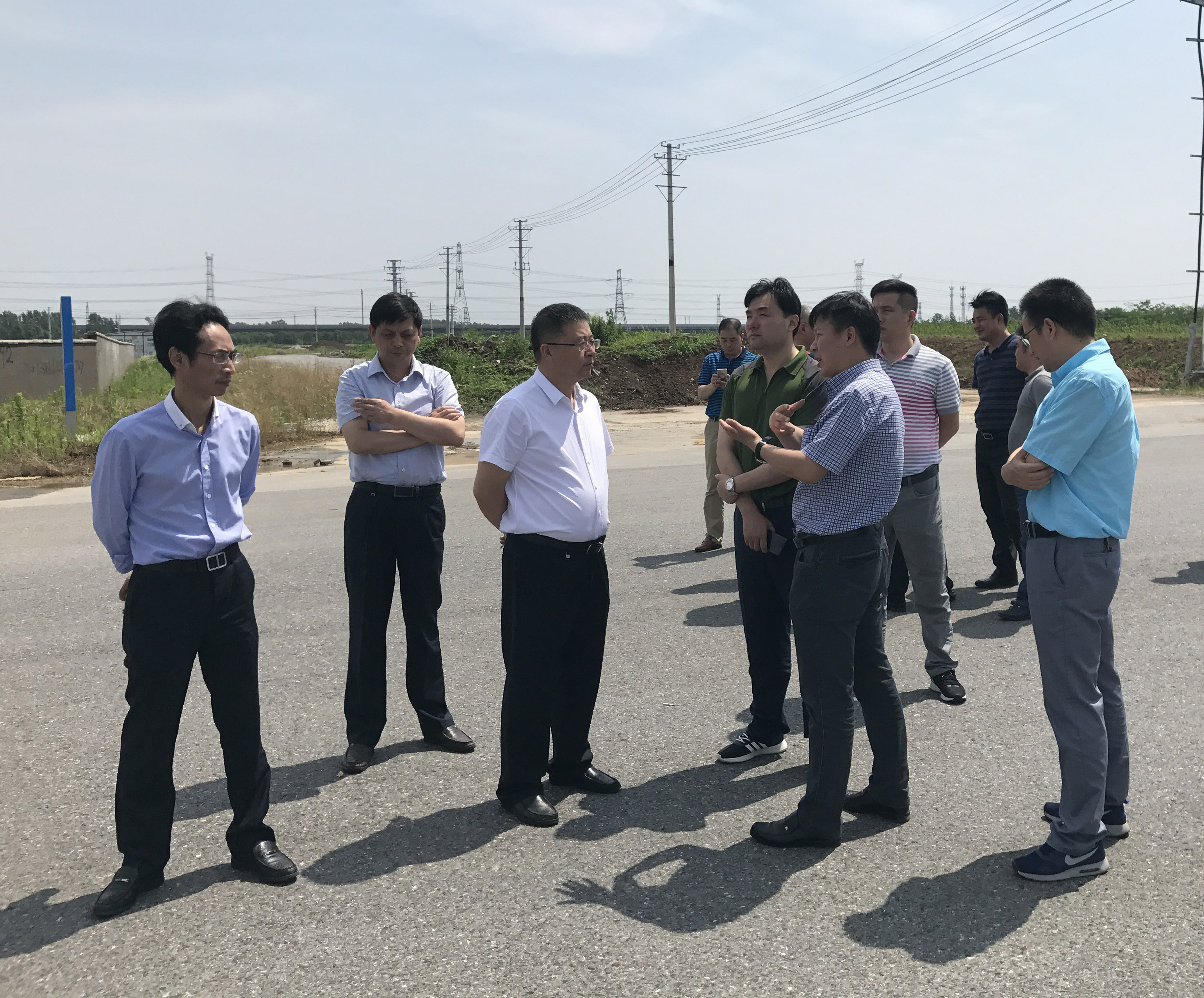 北侧完成基础工作后因天气原因暂缓施工,黄俊杰动员实施单位克服阻力